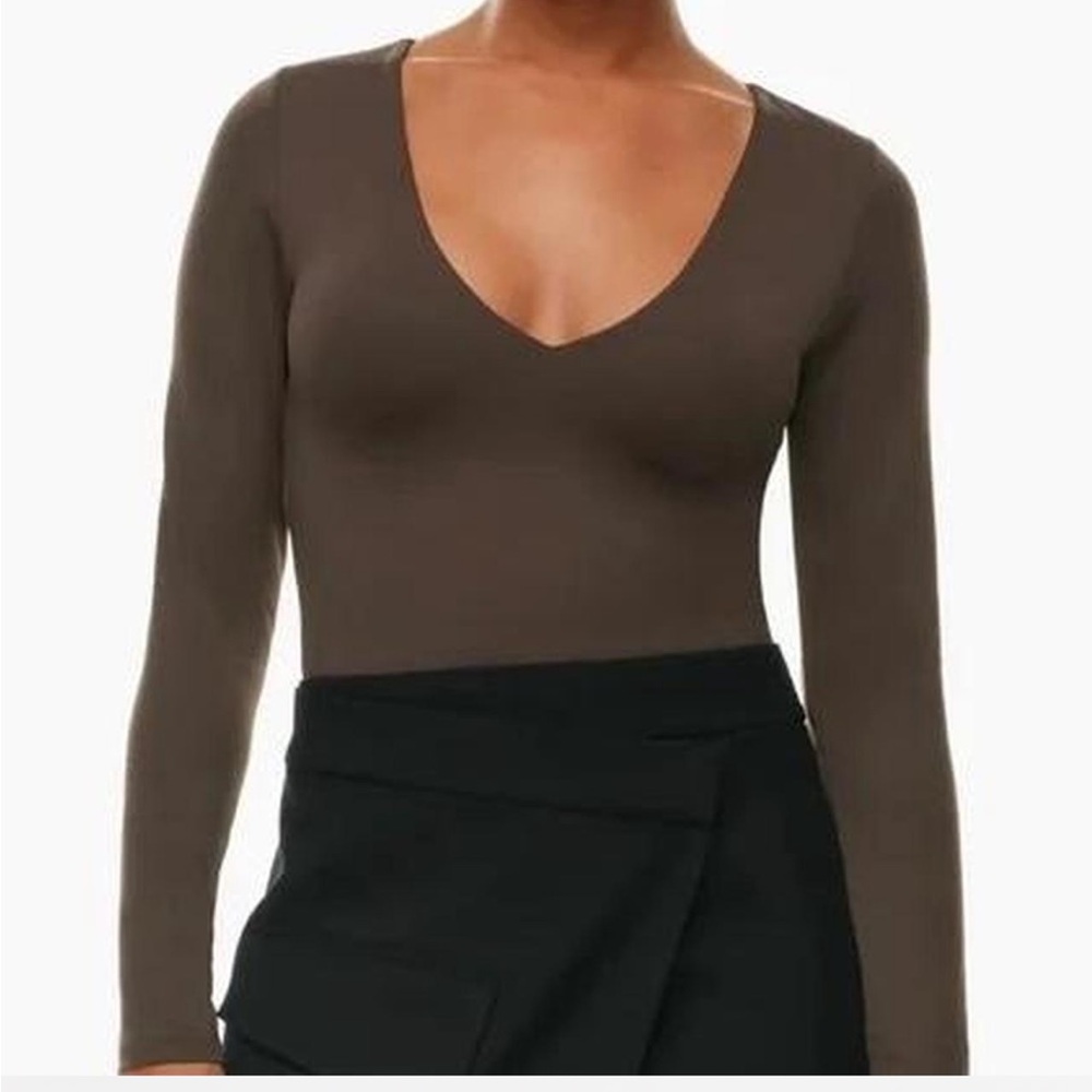 Aritzia Babaton Contour V-neck Long Sleeve